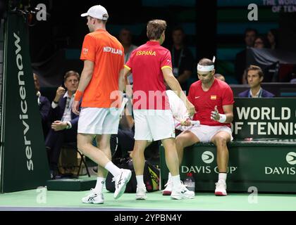 Botic van de Zandschulp (NED) passant devant David Ferrer et Rafael Nadal lors du changement de fin de finale de la Coupe Davis 2024 au Palacio de Dep Banque D'Images