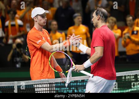 Rafael Nadal (ESP) félicite Botic van de Zandschulp (NED) après avoir perdu son dernier match avant de se retirer du tennis professionnel en 202 Banque D'Images