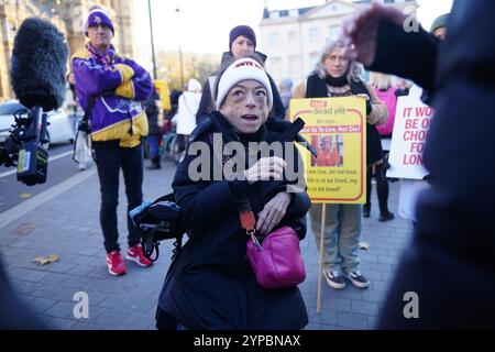 L'actrice Liz Carr participe à une manifestation à Old Palace Yard à Westminster, Londres, pour s'opposer au projet de loi sur les adultes en phase terminale (fin de vie). Un projet de loi visant à légaliser l'aide à mourir en Angleterre et au pays de Galles a levé son premier obstacle parlementaire après que les députés ont voté 330 contre 275, majorité 55, pour l'approuver en deuxième lecture. Date de la photo : vendredi 29 novembre 2024. Banque D'Images