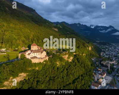 Château de Vaduz au Liechtenstein. Vue pittoresque sur le château de conte de fées dans les montagnes des Alpes à Sunset Time. Un Landmark Aerial Banque D'Images