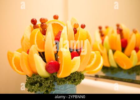 Bouquet de fruits vibrant avec oranges, fraises, raisins et pamplemousse Banque D'Images