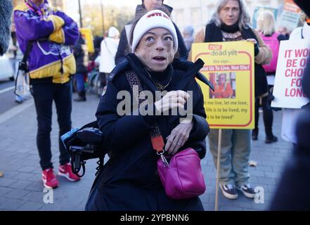 L'actrice Liz Carr participe à une manifestation à Old Palace Yard à Westminster, Londres, pour s'opposer au projet de loi sur les adultes en phase terminale (fin de vie). Un projet de loi visant à légaliser l'aide à mourir en Angleterre et au pays de Galles a levé son premier obstacle parlementaire après que les députés ont voté 330 contre 275, majorité 55, pour l'approuver en deuxième lecture. Date de la photo : vendredi 29 novembre 2024. Banque D'Images