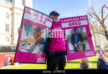 Londres, Royaume-Uni. 29 novembre 2024. Les gens qui soutiennent et qui s'opposent à l'aide à mourir manifestent à l'extérieur du Parlement. Kim Leadbeaters Bill a été un sujet de discussion émouvant. Les députés ont voté 330 contre 275 en faveur du projet de loi sur l'aide à mourir. Crédit : Karl Black/Alamy Live News Banque D'Images