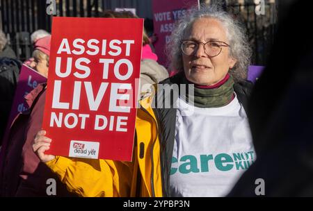 Londres, Royaume-Uni. 29 novembre 2024. Les gens qui soutiennent et qui s'opposent à l'aide à mourir manifestent à l'extérieur du Parlement. Kim Leadbeaters Bill a été un sujet de discussion émouvant. Les députés ont voté 330 contre 275 en faveur du projet de loi sur l'aide à mourir. Crédit : Karl Black/Alamy Live News Banque D'Images