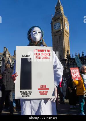 Londres, Royaume-Uni. 29 novembre 2024. Les gens qui soutiennent et qui s'opposent à l'aide à mourir manifestent à l'extérieur du Parlement. Kim Leadbeaters Bill a été un sujet de discussion émouvant. Les députés ont voté 330 contre 275 en faveur du projet de loi sur l'aide à mourir. Crédit : Karl Black/Alamy Live News Banque D'Images