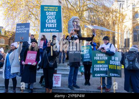 Londres, Royaume-Uni. 29 novembre 2024. Les gens qui soutiennent et qui s'opposent à l'aide à mourir manifestent à l'extérieur du Parlement. Kim Leadbeaters Bill a été un sujet de discussion émouvant. Les députés ont voté 330 contre 275 en faveur du projet de loi sur l'aide à mourir. Crédit : Karl Black/Alamy Live News Banque D'Images