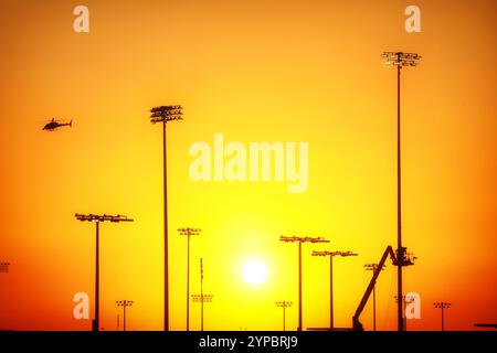 Doha, Qatar. 29 novembre 2024. Atmosphère du circuit - coucher de soleil. Championnat du monde de formule 1, Rd 23, Grand Prix du Qatar, vendredi 29 novembre 2024. Doha, Qatar. Crédit : James Moy/Alamy Live News Banque D'Images