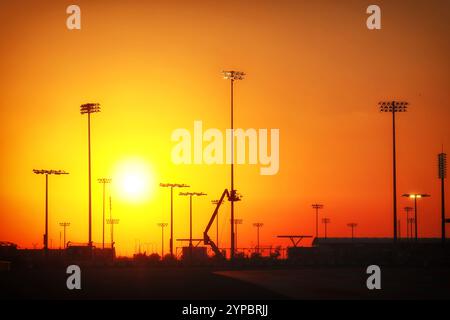 Doha, Qatar. 29 novembre 2024. Atmosphère du circuit - coucher de soleil. Championnat du monde de formule 1, Rd 23, Grand Prix du Qatar, vendredi 29 novembre 2024. Doha, Qatar. Crédit : James Moy/Alamy Live News Banque D'Images