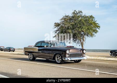 Gulfport, Mississippi - 04 octobre 2023 : vue d'angle avant grand angle d'une Chevrolet 210 2 portes Hardtop 1955 lors d'un salon automobile local. Banque D'Images