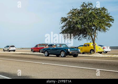Gulfport, MS - 04 octobre 2023 : vue d'angle avant grand angle d'une Fiat 124 Spider 2000 Cabriolet 1979 lors d'un salon automobile local. Banque D'Images