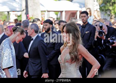 Mannequin et chanteuse Carla Bruni sur le tapis rouge du Festival de Cannes 2024. Banque D'Images