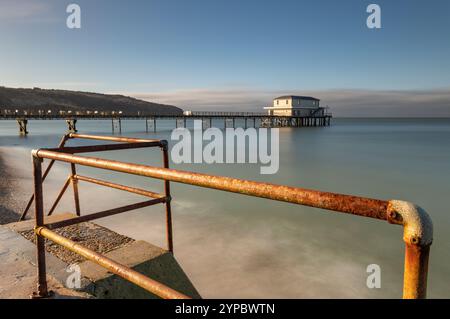 Le quai de Totland Bay sur la côte de l'île de wight, le paysage marin de l'île de wight ou le rivage de Totland Pier par temps clair. Banque D'Images