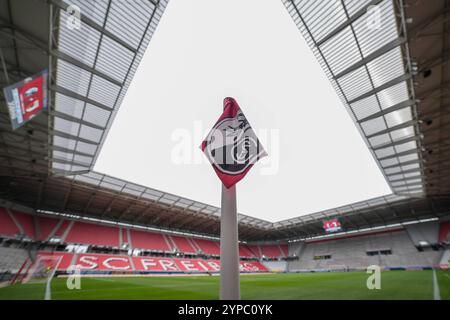 Symbolbild für den SC Freiburg, Eckfahne mit Vereinslogo im Fokus, im Hintergrund das Stadion mit roten Sitzreihen und dem Schriftzug ãSC FreiburgÒ, grüner, gepflegter Rasen mit klaren weißen Spielfeldmarkierungen, leere Tribünen und ruhige Atmosphäre vor Spielbeginn, repräsentiert Heimat, Professionalität und die Verbindung zwischen Verein und Stadion für Vereinsidentität Fußballkultur dans le fond le stade avec des rangées rouges de sièges et le lettrage ÒSC FreiburgÓ, vert, bien Banque D'Images