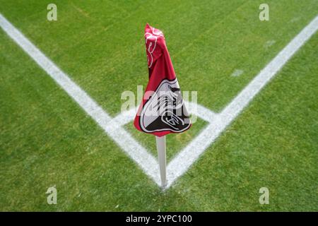 Symbolbild für den SC Freiburg, Eckfahne mit dem Vereinslogo im Zentrum, auf grünem, perfekt gepflegtem Rasen, weiße Spielfeldlinien markieren den Eckbereich, klare und schlichte Komposition, symbolisiert Präzision, Heimatgefühl und Vereinszugehörigkeit, rote und schwarze Farben des logos stehen für tradition und Stärke, Ideal Fußball Themen rund um für, Spielkultur und den Verein *** marque du club rouge, logo du coin de la zone de l'herbe, logo, rouge, le coin de l'image de la manicburg composition claire et simple, symbolise la précision, un sen Banque D'Images