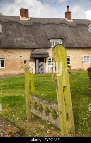 Royaume-Uni, Angleterre, Rutland, Market Overton, stocks sur le vert du village Banque D'Images