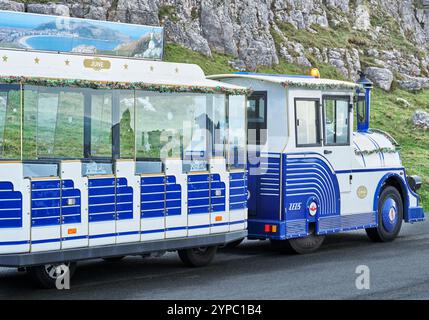 Chariot et moteur du train routier lent Dotto stationné à Great Ormes Head, Llandudno, pays de Galles. Banque D'Images