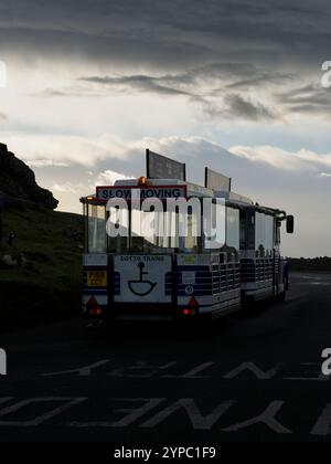 Chariot et moteur du train routier lent Dotto stationné à Great Ormes Head, Llandudno, pays de Galles. Banque D'Images