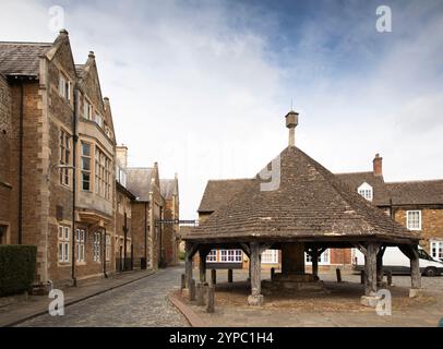 Royaume-Uni, Angleterre, Rutland, Oakham, Market place, bâtiments scolaires Buttercross et Oakham Banque D'Images