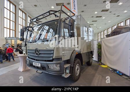 Offroad LKW Wohnmobil auf Mercedes Atego Basis - Auf der AUTO CAMPING CARAVANE - BOOT & FUN BERLIN zeigen Hersteller von Freizeitmobilen und Zubehoer vom 28.November - 1 décembre 2024 ihr aktuelles Angebot. AUTO CAMPING CARAVAN - BOOT & FUN BERLIN *** camping-car camion tout-terrain basé sur Mercedes Atego à AUTO CAMPING CARAVAN BOOT FUN BERLIN, les fabricants de véhicules récréatifs et d'accessoires présenteront leur gamme actuelle AUTO CAMPING CARAVAN BOOT FUN BERLIN du 28 novembre au 1er décembre 2024 Banque D'Images