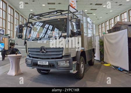 Offroad LKW Wohnmobil auf Mercedes Atego Basis - Auf der AUTO CAMPING CARAVANE - BOOT & FUN BERLIN zeigen Hersteller von Freizeitmobilen und Zubehoer vom 28.November - 1 décembre 2024 ihr aktuelles Angebot. AUTO CAMPING CARAVAN - BOOT & FUN BERLIN *** camping-car camion tout-terrain basé sur Mercedes Atego à AUTO CAMPING CARAVAN BOOT FUN BERLIN, les fabricants de véhicules récréatifs et d'accessoires présenteront leur gamme actuelle AUTO CAMPING CARAVAN BOOT FUN BERLIN du 28 novembre au 1er décembre 2024 Banque D'Images