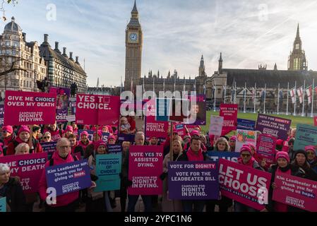 Partisans devant les chambres du Parlement pendant le projet de loi sur la fin de vie des adultes malades en phase terminale, projet de loi sur l'aide à mourir, deuxième lecture et vote. Dignité à mourir Banque D'Images