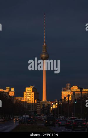 Berlin erwacht : Sonnenaufgang am Frankfurter Tor, Aufnahme des Fernsehturms am Alexanderplatz BEI Sonnenaufgang. Berlin Berlin Deutschland *** Berlin se réveille le lever du soleil à Frankfurter Tor, photo de la tour de télévision à Alexanderplatz au lever du soleil Berlin Allemagne Banque D'Images