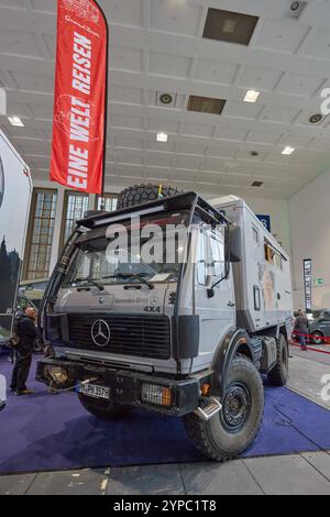 Offroad LKW Wohnmobil auf Mercedes Atego Basis - Auf der AUTO CAMPING CARAVANE - BOOT & FUN BERLIN zeigen Hersteller von Freizeitmobilen und Zubehoer vom 28.November - 1 décembre 2024 ihr aktuelles Angebot. AUTO CAMPING CARAVAN - BOOT & FUN BERLIN *** camping-car camion tout-terrain basé sur Mercedes Atego à AUTO CAMPING CARAVAN BOOT FUN BERLIN, les fabricants de véhicules récréatifs et d'accessoires présenteront leur gamme actuelle AUTO CAMPING CARAVAN BOOT FUN BERLIN du 28 novembre au 1er décembre 2024 Banque D'Images