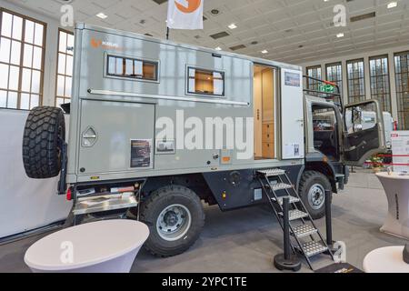 Offroad LKW Wohnmobil auf Mercedes Atego Basis - Auf der AUTO CAMPING CARAVANE - BOOT & FUN BERLIN zeigen Hersteller von Freizeitmobilen und Zubehoer vom 28.November - 1 décembre 2024 ihr aktuelles Angebot. AUTO CAMPING CARAVAN - BOOT & FUN BERLIN *** camping-car camion tout-terrain basé sur Mercedes Atego à AUTO CAMPING CARAVAN BOOT FUN BERLIN, les fabricants de véhicules récréatifs et d'accessoires présenteront leur gamme actuelle AUTO CAMPING CARAVAN BOOT FUN BERLIN du 28 novembre au 1er décembre 2024 Banque D'Images