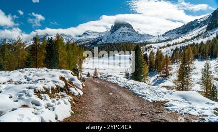 Entourés par la neige, les sommets imposants de Dito di Dio offrent une vision époustouflante des Dolomites en hiver, mettant en valeur la beauté brute de la nature dans un cadre serein et serein Banque D'Images