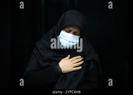 Téhéran, Iran. 29 novembre 2024. Une iranienne pleure lors de la cérémonie funéraire du général de brigade Kiyomarth Porhashmi, un officier supérieur de la Force Qods du corps des gardiens de la révolution islamique (IRGC), tué à Alep, en Syrie. La Force Qods du CGRI est une unité de la Garde révolutionnaire iranienne qui mène des opérations militaires, de renseignement et de soutien à l'étranger pour faire progresser l'influence régionale de l'Iran. (Crédit image : © Rouzbeh Fouladi/ZUMA Press Wire) USAGE ÉDITORIAL SEULEMENT! Non destiné à UN USAGE commercial ! Banque D'Images