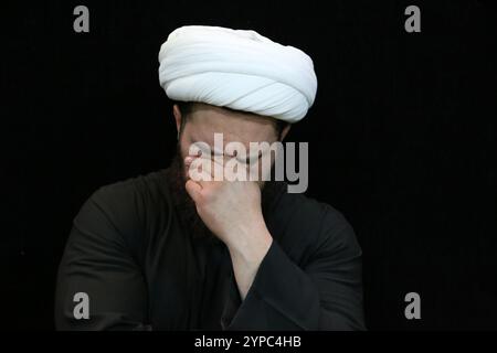 Téhéran, Iran. 29 novembre 2024. Un religieux chiite iranien pleure lors de la cérémonie funéraire du général de brigade Kiyomarth Porhashmi, un officier supérieur de la Force Qods du corps des gardiens de la révolution islamique (IRGC), tué à Alep, en Syrie. La Force Qods du CGRI est une unité de la Garde révolutionnaire iranienne qui mène des opérations militaires, de renseignement et de soutien à l'étranger pour faire progresser l'influence régionale de l'Iran. (Crédit image : © Rouzbeh Fouladi/ZUMA Press Wire) USAGE ÉDITORIAL SEULEMENT! Non destiné à UN USAGE commercial ! Banque D'Images