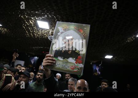 Téhéran, Iran. 29 novembre 2024. Un iranien tient un portrait du commandant iranien Qasem Soleimani tué lors de la cérémonie funéraire du général de brigade Kiyomarth Porhashmi, un officier supérieur de la Force Qods du corps des gardiens de la révolution islamique (IRGC), tué à Alep, en Syrie. La Force Qods du CGRI est une unité de la Garde révolutionnaire iranienne qui mène des opérations militaires, de renseignement et de soutien à l'étranger pour faire progresser l'influence régionale de l'Iran. (Crédit image : © Rouzbeh Fouladi/ZUMA Press Wire) USAGE ÉDITORIAL SEULEMENT! Non destiné à UN USAGE commercial ! Banque D'Images