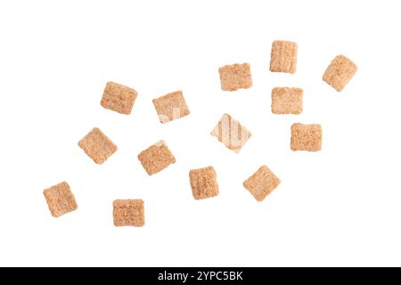 pile de granola croustillant, croquant de pain grillé à la cannelle isolé sur fond blanc avec chemin de découpage, tas de flocons à la cannelle Banque D'Images