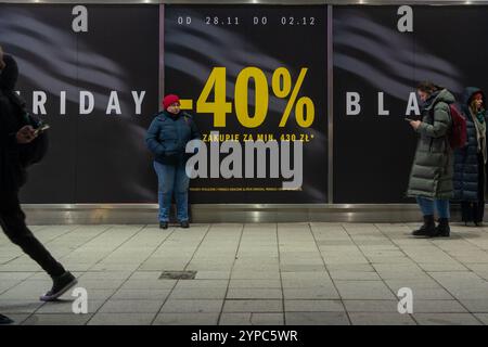 Varsovie, Pologne. 28 novembre 2024. Un piéton vu au panneau du vendredi noir pendant la semaine du vendredi noir. (Photo de Marek Antoni Iwanczuk/SOPA images/SIPA USA) crédit : SIPA USA/Alamy Live News Banque D'Images