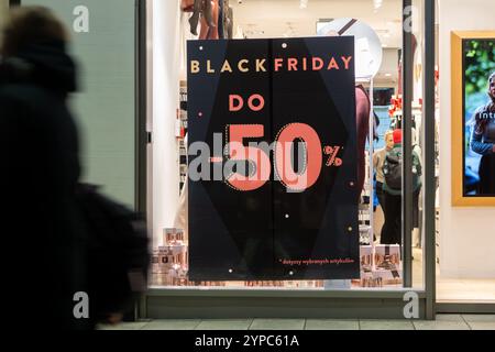 Varsovie, Pologne. 28 novembre 2024. Vue d'une affiche du vendredi fou au magasin pendant les publicités de la semaine du vendredi fou. (Photo de Marek Antoni Iwanczuk/SOPA images/SIPA USA) crédit : SIPA USA/Alamy Live News Banque D'Images