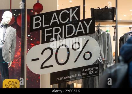 Varsovie, Pologne. 28 novembre 2024. Une personne passe devant un magasin avec une affiche du vendredi fou pendant les publicités de la semaine du vendredi fou. (Photo de Marek Antoni Iwanczuk/SOPA images/SIPA USA) crédit : SIPA USA/Alamy Live News Banque D'Images