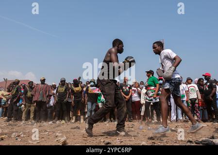 Accra, région du Grand Accra, Ghana. 28 novembre 2024. Deux jeunes hommes participent à un match de boxe pendant la campagne du Congrès démocratique national avant les élections de 2024. (Crédit image : © Julius Mortsi/ZUMA Press Wire) USAGE ÉDITORIAL SEULEMENT! Non destiné à UN USAGE commercial ! Banque D'Images