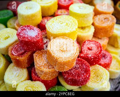 Rouleaux de marmelade ronds de couleurs vives Banque D'Images