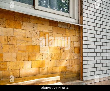 Face aux murs extérieurs de la maison avec des panneaux en plastique "sous brique silicocalcaire" Banque D'Images