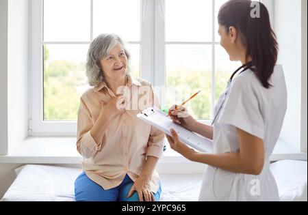 Aimable soins seniors, médecin professionnel, jeune infirmière, médecin consultant vieille patiente parlant Banque D'Images