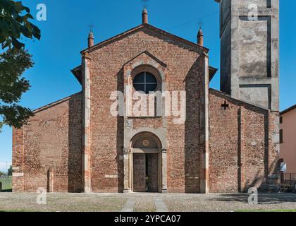 La charmante église en briques de la Maison Martin (XIIe siècle) se dresse fièrement dans un cadre champêtre paisible. Palazzo Pignano près de Crémone, Lombardie, Italie. Banque D'Images