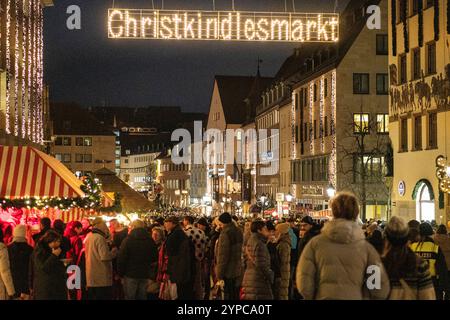 29.11.2024, Eröffnung Christkindlesmarkt 2024, Nürnberg : Am Freitagabend wurde der weltbekannte Nürnberger Christkindlesmarkt eröffnet. Der Weihnachtsmarkt dessen Historie bis ins 17. Jahrhundert zurückreicht zählt zu den ältesten weltweit. Hauptmarkt Bayern Deutschland Christkindlesmarkt Nürnberg 2024 Eröffnung-23 *** 29 11 2024, ouverture Christkindlesmarkt 2024, Nuremberg le vendredi soir, le célèbre marché de Noël de Nuremberg, dont l'histoire remonte au XVIIe siècle, est l'un des plus anciens du monde marché principal Bavière Allemagne Christkindlesmarkt Banque D'Images