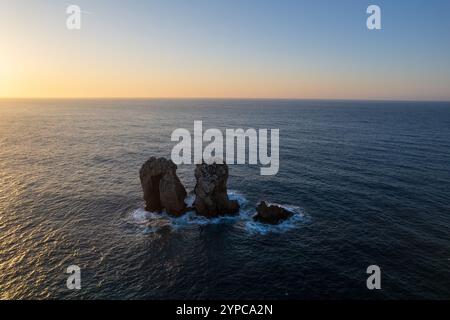 Urro del Manzano au coucher du soleil, Liencres, Espagne. Formation rocheuse pont en arc naturel à Arnia Costa Quebrada.. Paysage de Cantabrie, mer et belle couleur Banque D'Images