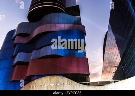 Sao Paulo, SP, Brésil, 10 février 2023. Siège de l'Institut Tomie Ohtake, conçu par Ruy Ohtake et ouvert en 2001 dans le Pinheiros Neigh Banque D'Images