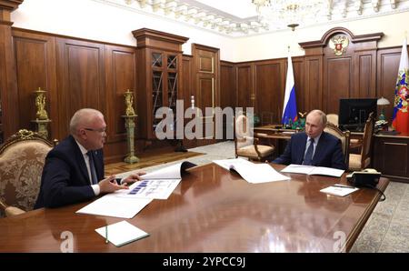 Moscou, Russie. 29 novembre 2024. Le président russe Vladimir Poutine, à droite, écoute le gouverneur de la région de Kirov, Alexander Sokolov, à gauche, rapporter lors d’une rencontre individuelle au Kremlin, le 29 novembre 2024 à Moscou, en Russie. Crédit : Vyacheslav Prokofyev/Kremlin Pool/Alamy Live News Banque D'Images