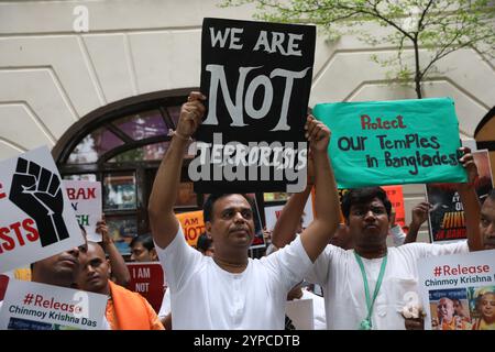 Kolkata, Bengale occidental, Inde. 29 novembre 2024. Les moines de l'ISKCON (Société internationale de la conscience de Krishna) et les dévots hindous Kolkata manifestent récemment arrestation du prêtre d'ISKCON Bangladesh Chinmoy Krishna Das par la police de Dhaka à Kolkata, en Inde, le 29 novembre 2024. (Crédit image : © Rupak de Chowdhuri/ZUMA Press Wire) USAGE ÉDITORIAL SEULEMENT! Non destiné à UN USAGE commercial ! Banque D'Images