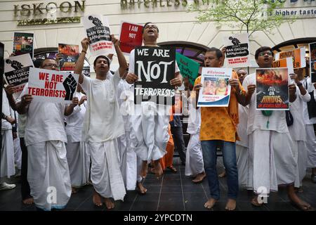 Kolkata, Bengale occidental, Inde. 29 novembre 2024. Les moines de l'ISKCON (Société internationale de la conscience de Krishna) et les dévots hindous Kolkata manifestent récemment arrestation du prêtre d'ISKCON Bangladesh Chinmoy Krishna Das par la police de Dhaka à Kolkata, en Inde, le 29 novembre 2024. (Crédit image : © Rupak de Chowdhuri/ZUMA Press Wire) USAGE ÉDITORIAL SEULEMENT! Non destiné à UN USAGE commercial ! Banque D'Images