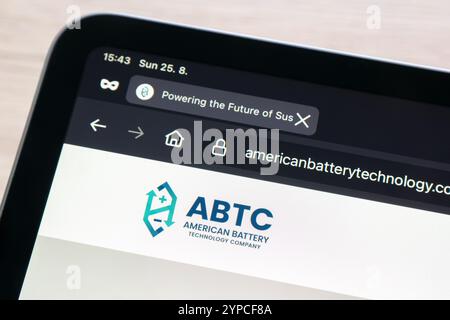 OSTRAVA, TCHÉQUIE - 25 AOÛT 2024 : site Web de l'American Battery Technology Company sur écran LCD Banque D'Images