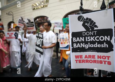 Kolkata, Bengale occidental, Inde. 29 novembre 2024. Des moines de l'ISKCON (Société internationale de la conscience de Krishna) et des dévots hindous à Kolkata, en Inde, protestent contre la récente arrestation du prêtre d'ISKCON Bangladesh Chinmoy Krishna Das par la police de Dhaka le 29 novembre 2024. (Crédit image : © Rupak de Chowdhuri/ZUMA Press Wire) USAGE ÉDITORIAL SEULEMENT! Non destiné à UN USAGE commercial ! Banque D'Images