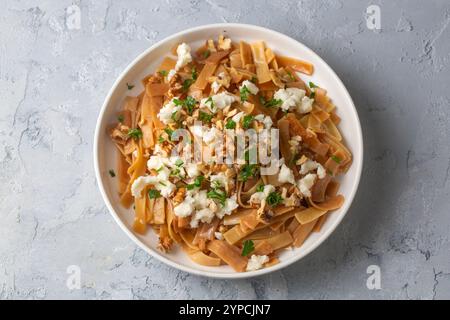 Nouilles turques - Eriste avec fromage, noix et persil. Banque D'Images
